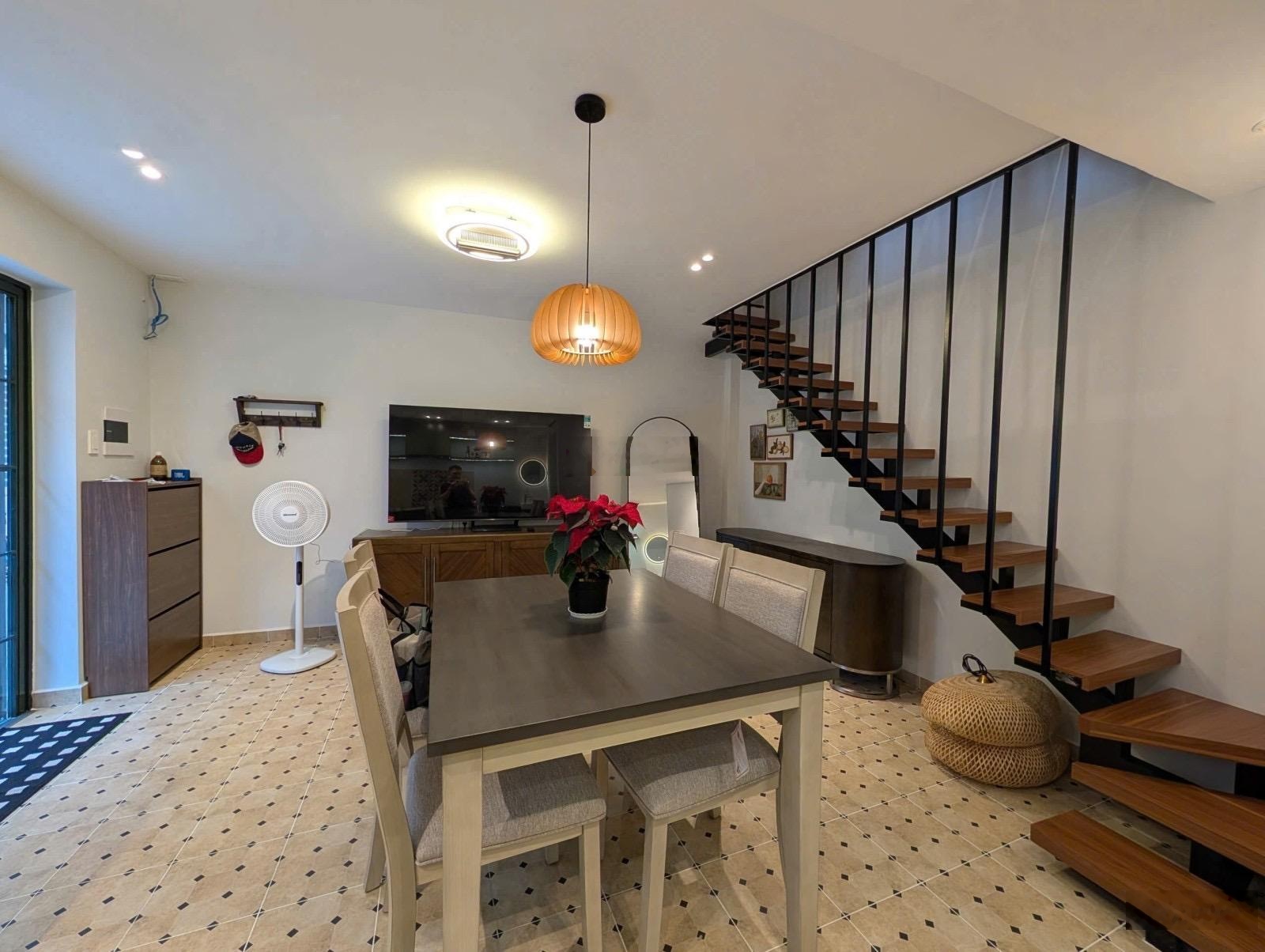 Giá 4.15 tỷ bớt lộc Diện tích: 4.9 x 4.5m. Kết cấu: Trệt, 2 lầu công năng gồm PK, bếp, 3 phòn