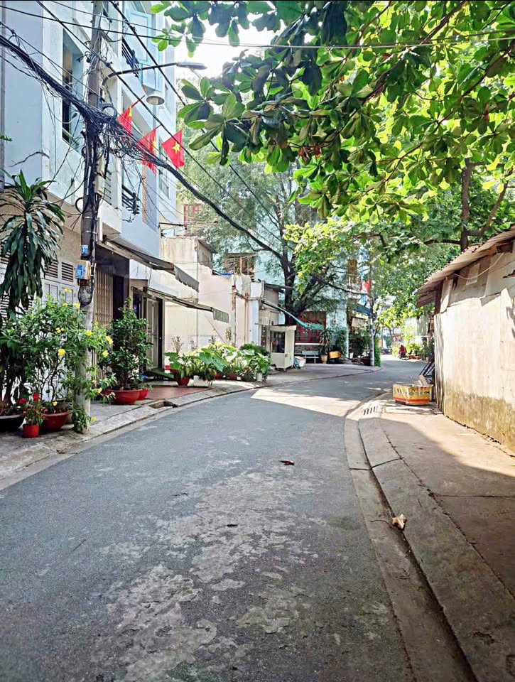 Nhà 4 tầng, kinh doanh 8m vỉa hè, ngay chợ thuốc Nguyễn Giản Thanh, Quận 10