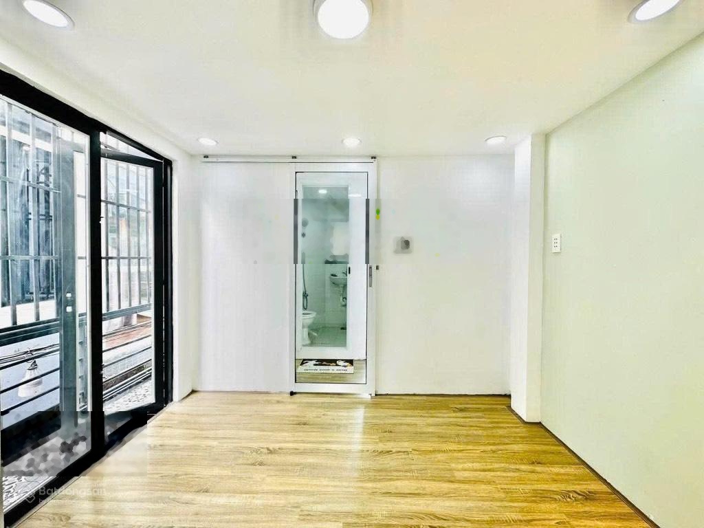 Giá sốc Tân Bình, nhà 2 lầu, lô góc, 45m2, hẻm thoáng, 10p ra sân bay