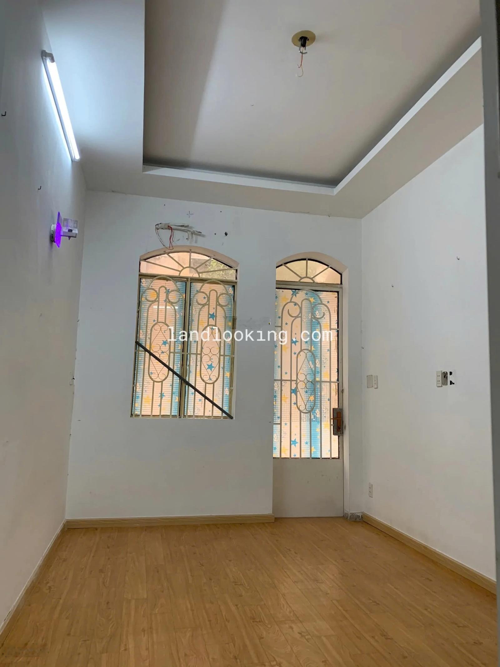 Nhà Lê Duy Nhuận, Tân Bình bán gấp, 28m2 2PN, cách sân bay 7p, sổ hồng riêng, hẻm oto 4m