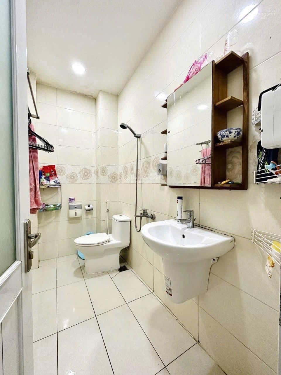 Bán gấp căn nhà góc 2 mặt tiền ngay chợ Bình Chánh đang cho thuê 15tr/tháng, 5mx20m, giá 970 triệu