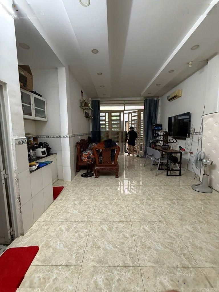 Chỉ 5,6 tỷ. có 42m2 - 2 tầng - nở hậu 5.2. ngay âu cơ, lạc long quân.