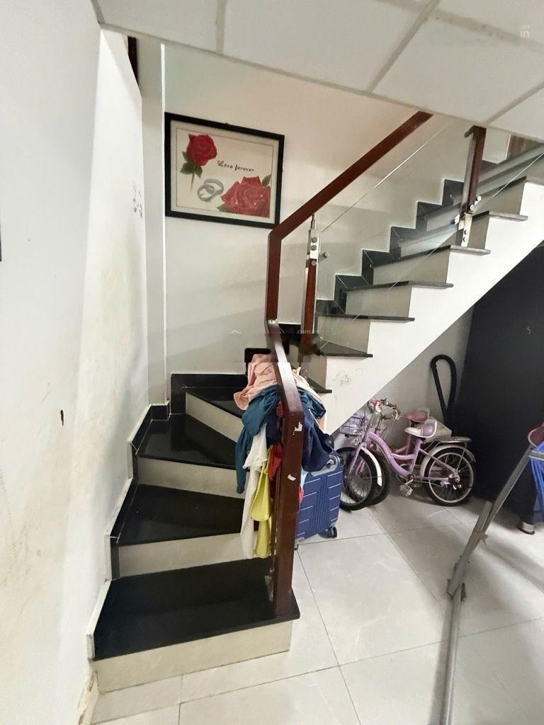 Căn góc xe hơi đỗ cửa - giáp cư xá lữ gia về trung tâm rất gần. giá 5.2 tỷ. 2pn. 2wc.