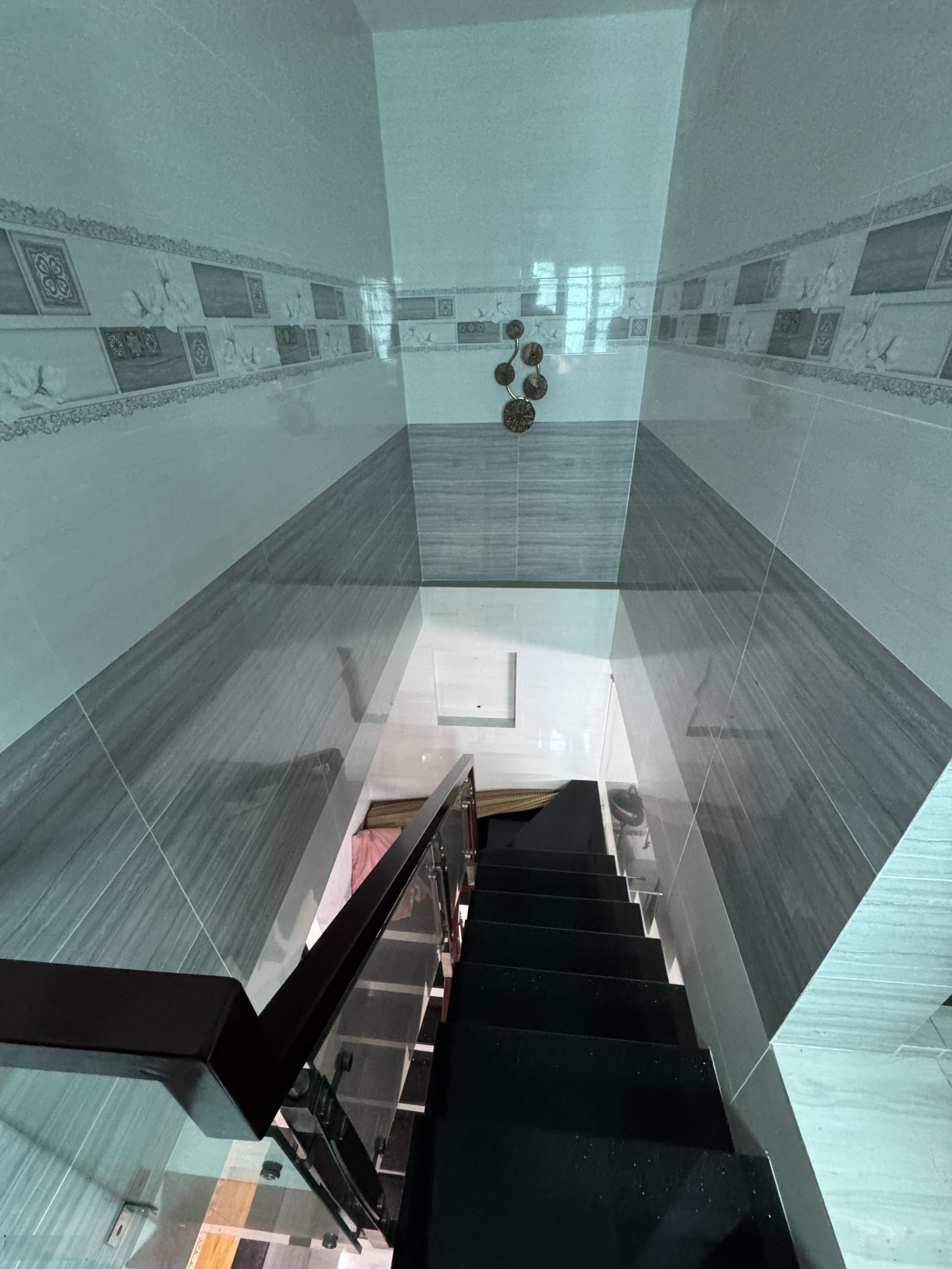 Nhà bán DT 4x10m, 1 lầu 2 phòng ngủ, 2 toilet Kê khai 99, căn góc, gần chợ Phạm Thế Hiển