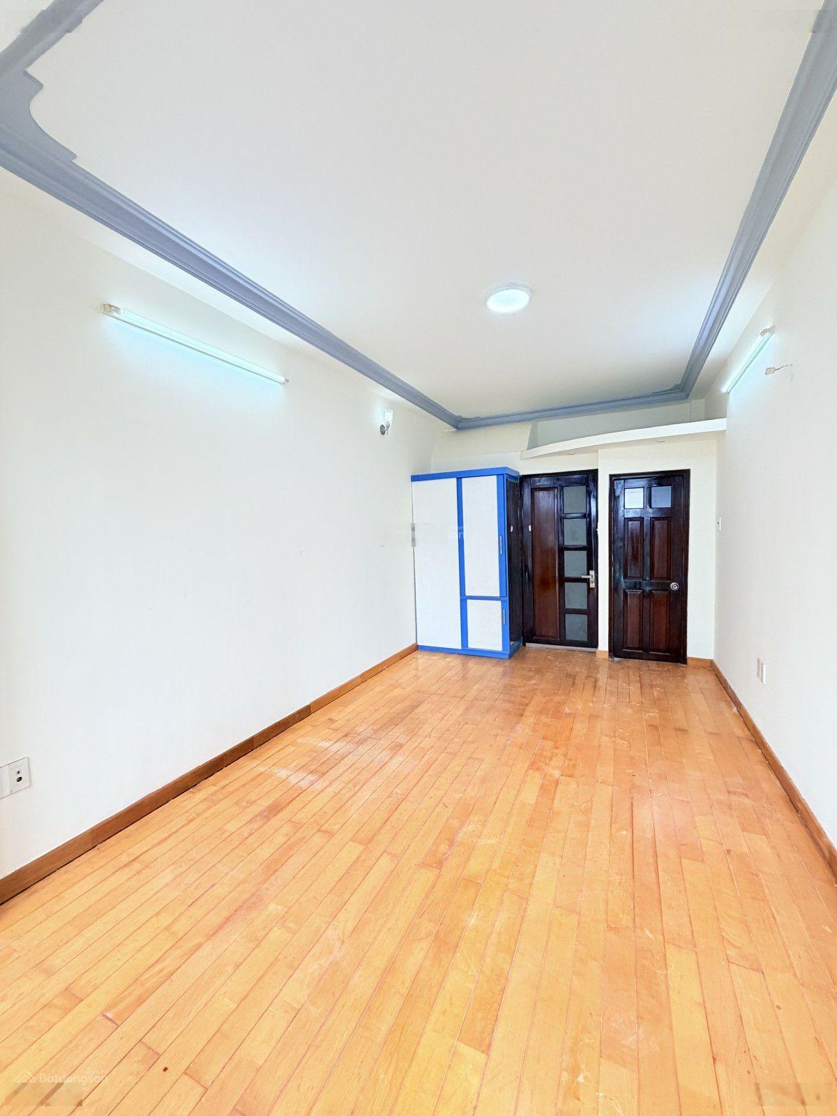 Nhà hẻm ô tô đậu cửa. kế lê thị riêng. 4 tầng. 5 tỷ 5.