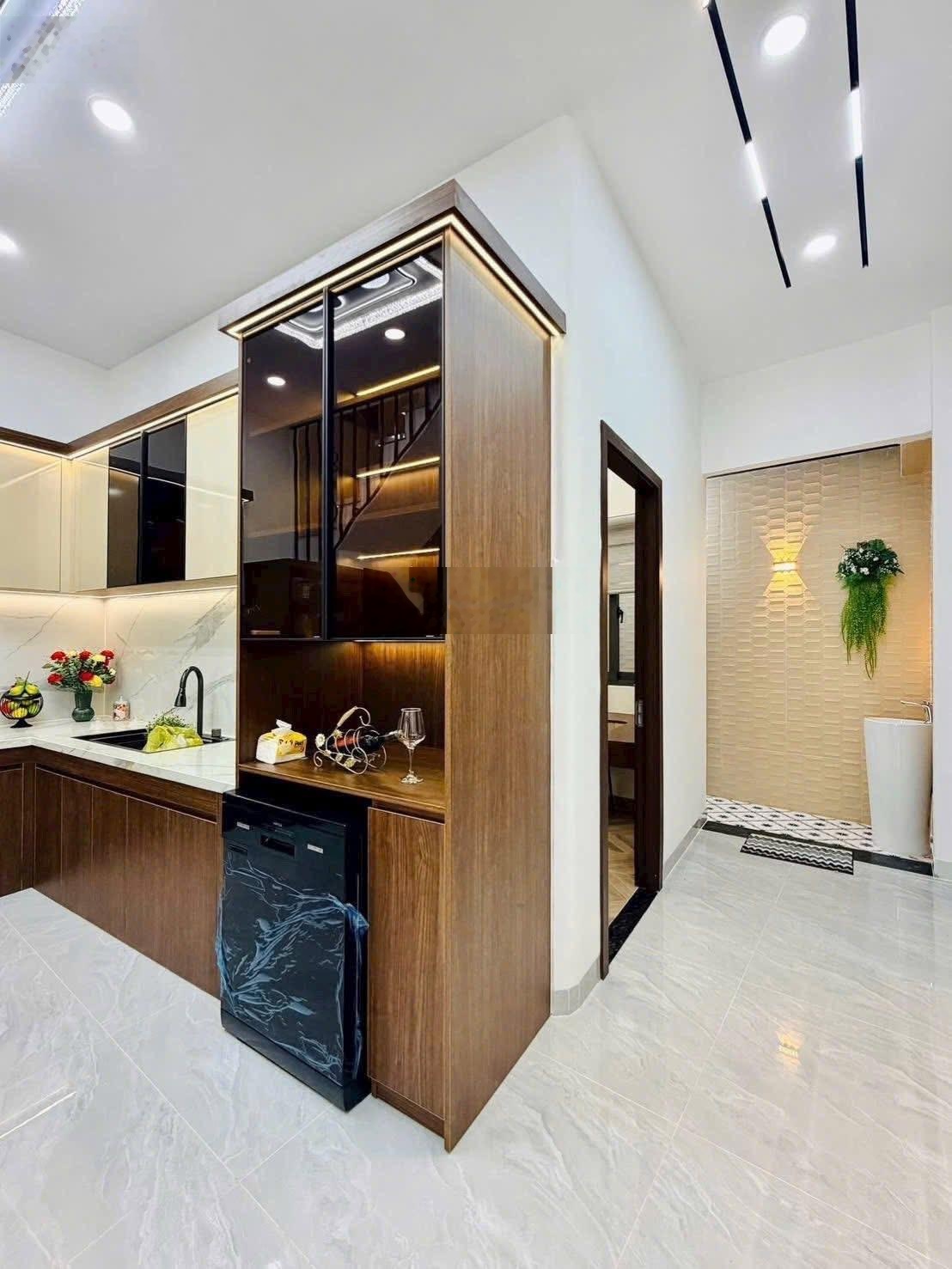 Chú Sơn bán gấp căn nhà 52.5m2 ngay Hồng Hà, Phú Nhuận - Giá: 3 tỷ 810. SHR, hẻm xe hơi 5m thông