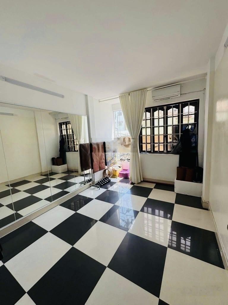 Nhà Đẹp 3 Tầng Hẻm Xe Tải Lạc Long Quân Quận 11 Chủ Gấp Bán Giảm Mạnh,3 Tầng 4PN