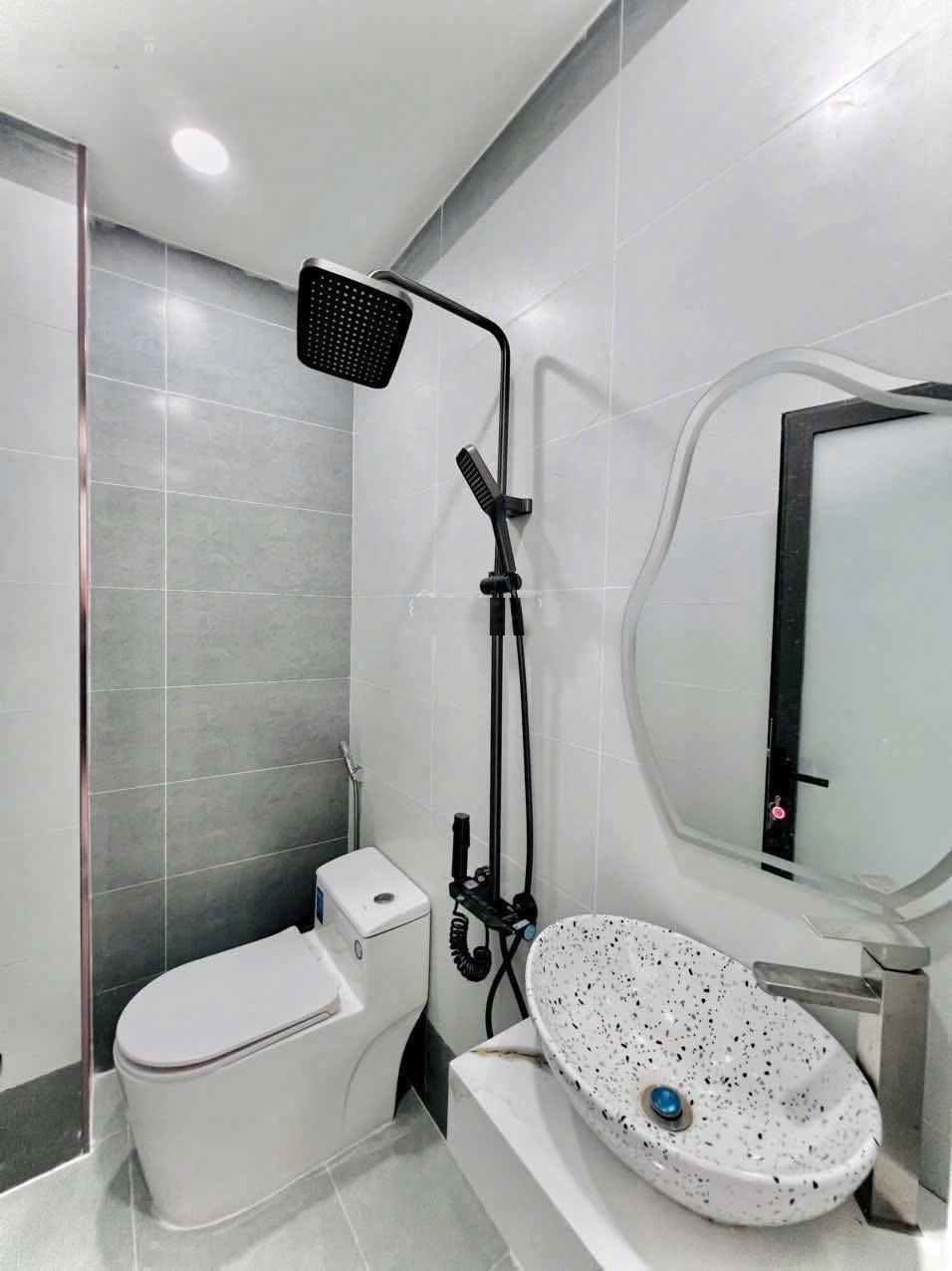 Chủ kẹt bán gấp! nhà nguyễn trọng tuyển, giá chỉ 3 tỷ 150, sổ hồng riêng, cách chợ phạm văn hai 3p