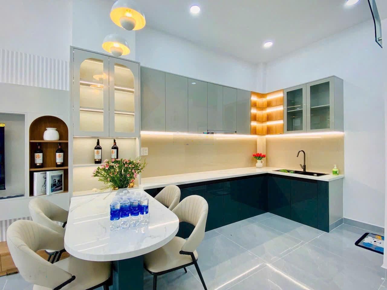 Bán gấp nhà 64m2 đường Hoa Lan, P2, Phú Nhuận. Xây 4 tầng, giá 3 tỷ200 sổ hồng riêng