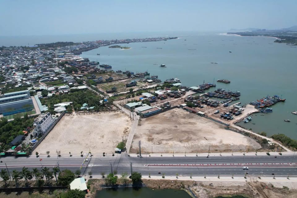 Bán lô biệt thự view biển Phước Tỉnh, 303m2, phủ hồng toàn bộ sẵn 80m2 đất ở, giá 8.9 tỷ