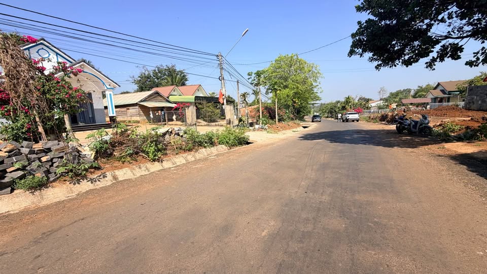 Bán đất mặt tiền Phan Huy Chú nối dài, cách ngã tư uỷ ban có 2 km, gần chợ, kinh doanh tốt, giá 950 triệu