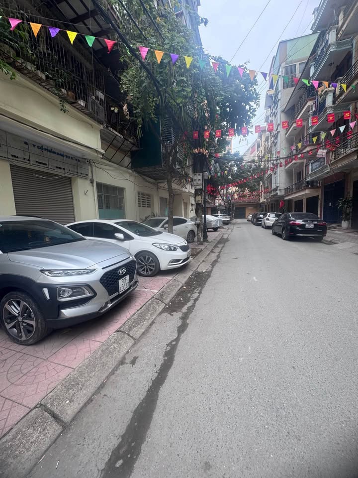 Bán nhà khu tập thể B3 Nguyễn Khánh Toàn, ô tô đỗ tận cửa, 2 phòng ngủ, 55m2