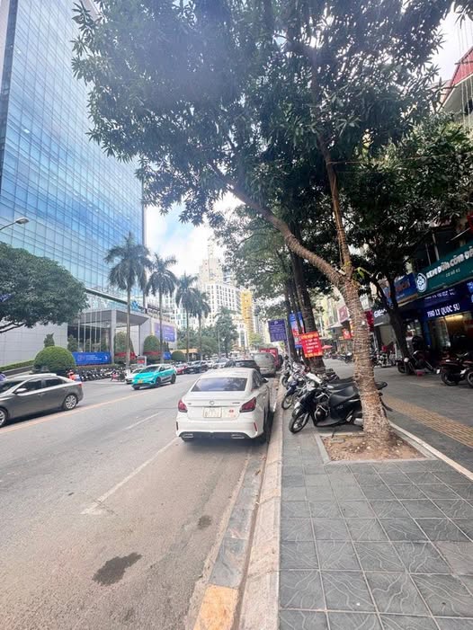 Bán toà nhà văn phòng khu vực Duy Tân, Cầu Giấy, 130m2 x 8 tầng + hầm, giá tốt nhất khu vực