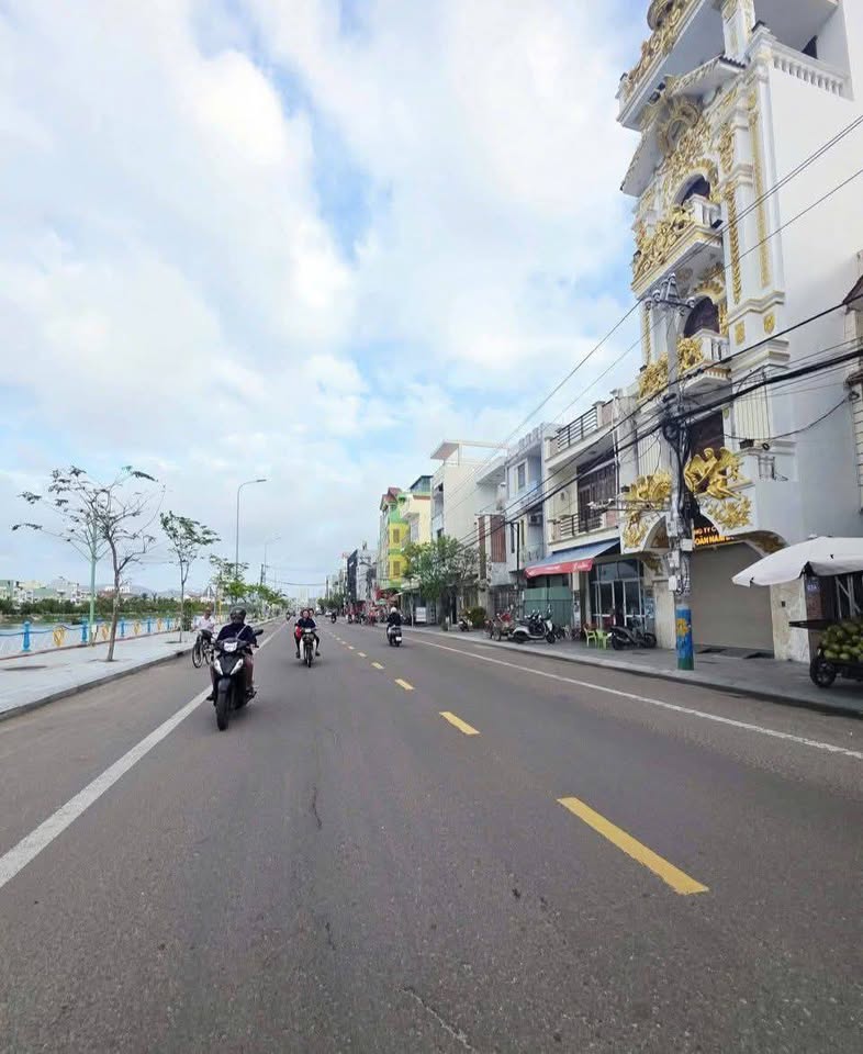 Bán nhà 3.5 tầng mặt tiền đường Hoa Lư, Đống Đa, Quy Nhơn, giá 7.5 tỷ