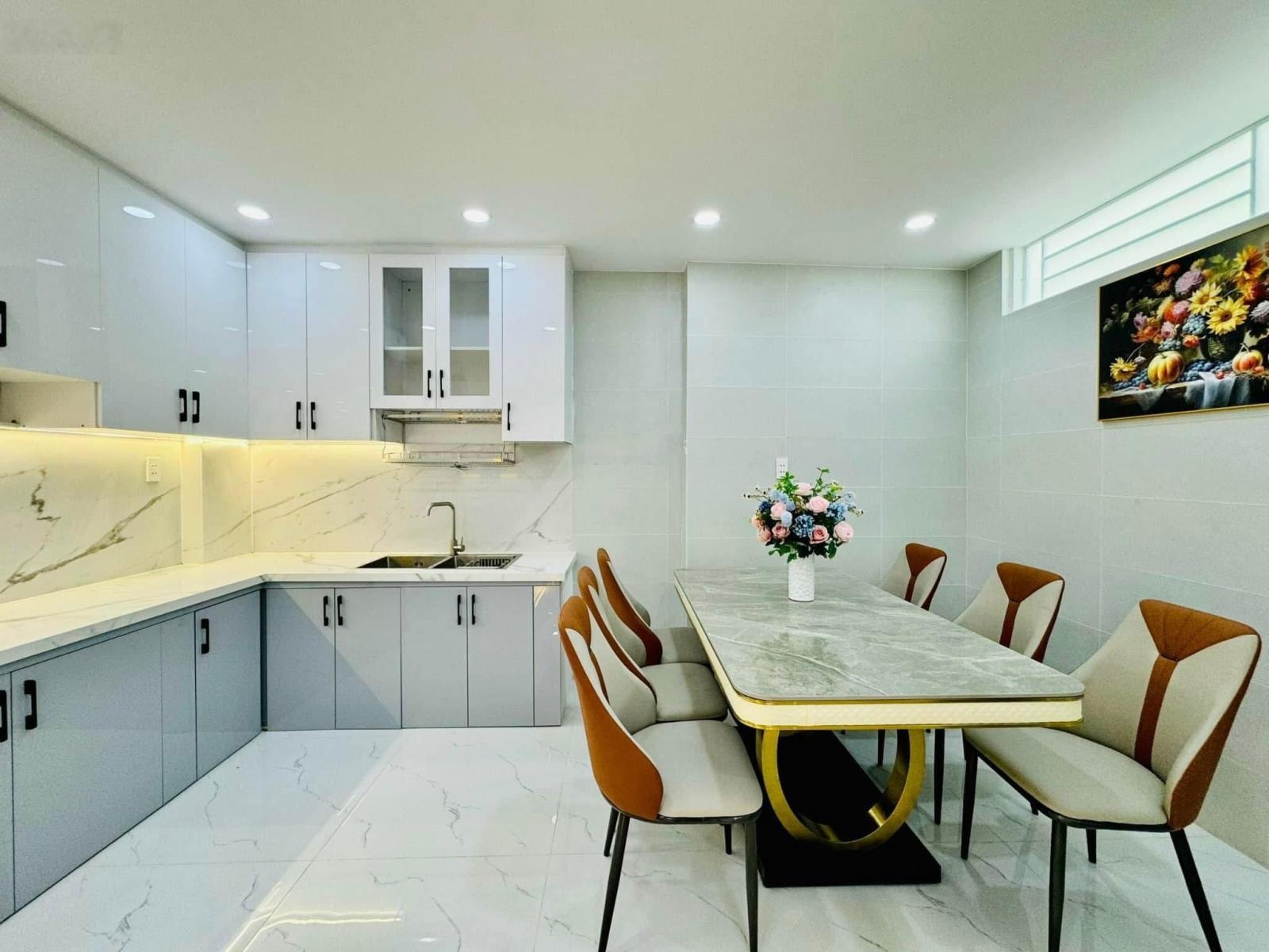 Chỉ 3tỷ5 có ngay nhà Bùi Thị Xuân, Phường 2, Tân Bình gần chợ Phạm Văn Hai, DT 47m2, hẻm ôtô