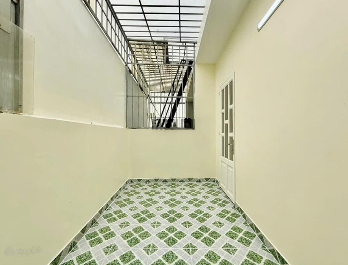 Bà Năm cần bán gấp căn Xóm Chiếu-Quận 4 giá chỉ 3tỷ950/76m2. Gần trường THPT Nguyễn Trãi.