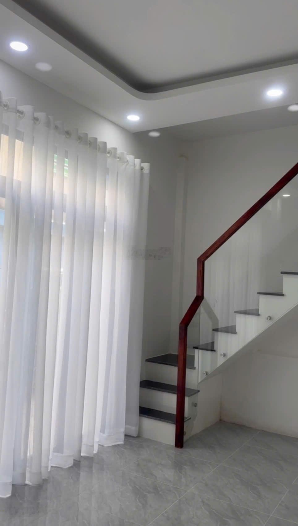 Bán nhà mới dọn vào ở ngay, đường Bến Vân Đồn Q4. Giá chỉ 2 tỷ 7