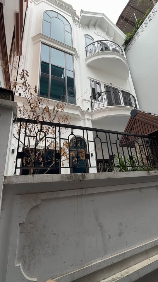 Bán nhà 3 tầng Tây Hồ, 80m2, ngõ nông và rộng, ô tô thoải mái ra vào nhà