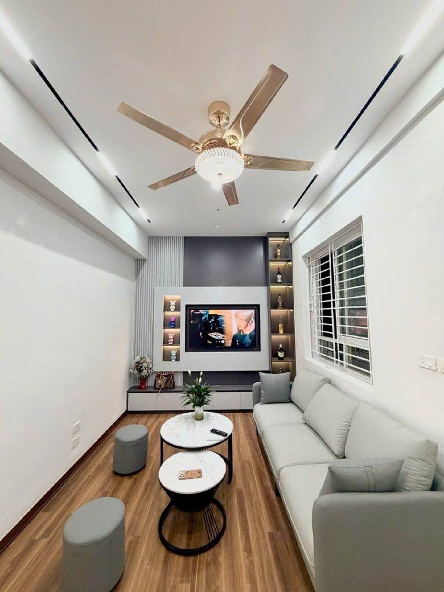 Bán chung cư lô góc, 3 mặt thoáng tại Phạm Văn Đồng, Cầu Giấy, tặng full nội thất xịn, giá 4.75 tỷ