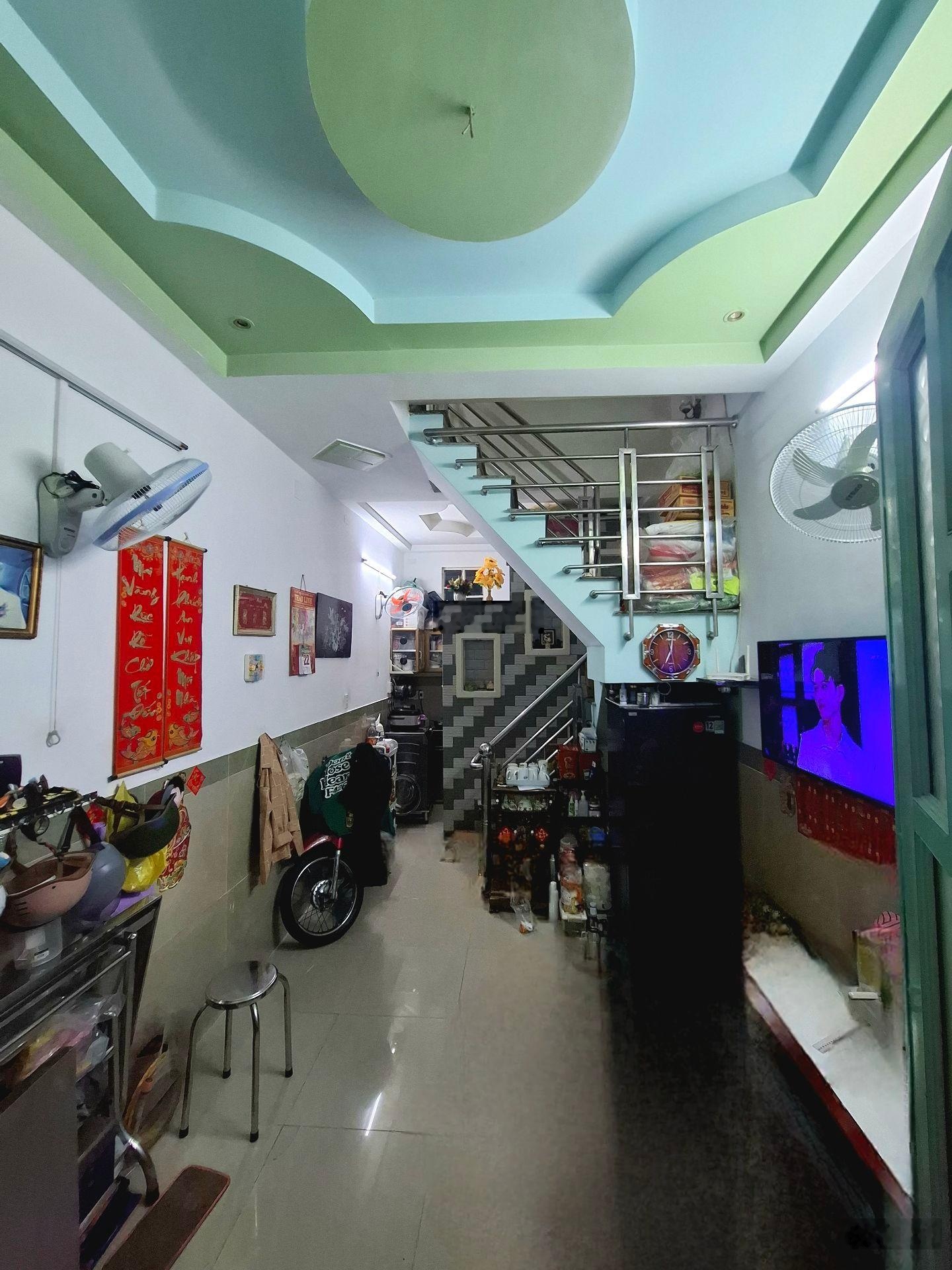 Lưu hữu phước - quận 8. mặt tiền 3.2m 2 tầng 2 phòng ngủ .hẻm 3-4m giá chỉ nhỉnh 2 tỷ