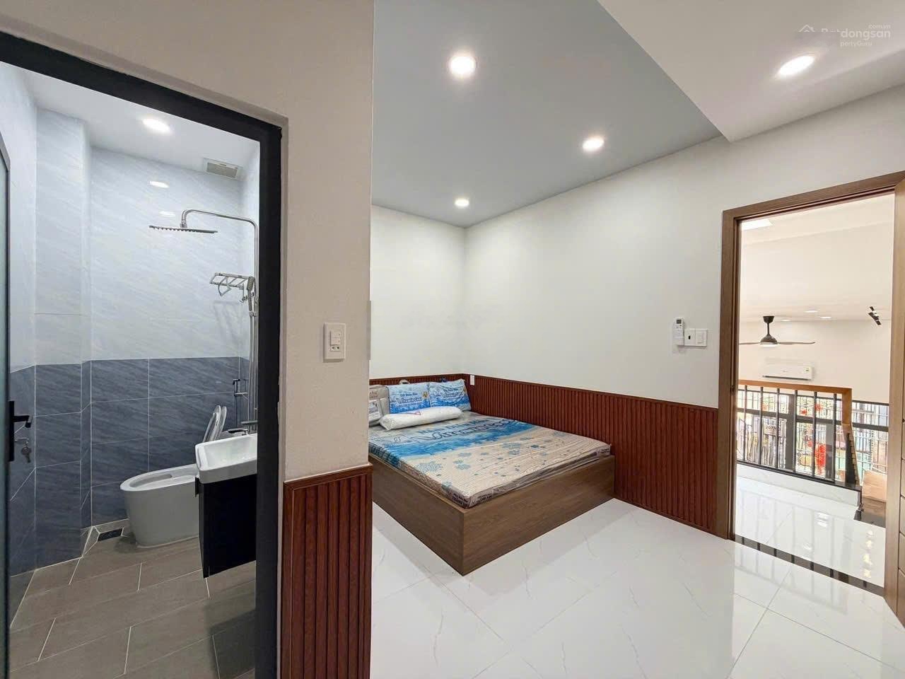 Bán căn nhà ngay Huỳnh Văn Bánh, Phú Nhuận.Giá: 3 tỷ 120tr,Diện tích:63,6m2. Sổ riêng LH 0984555724