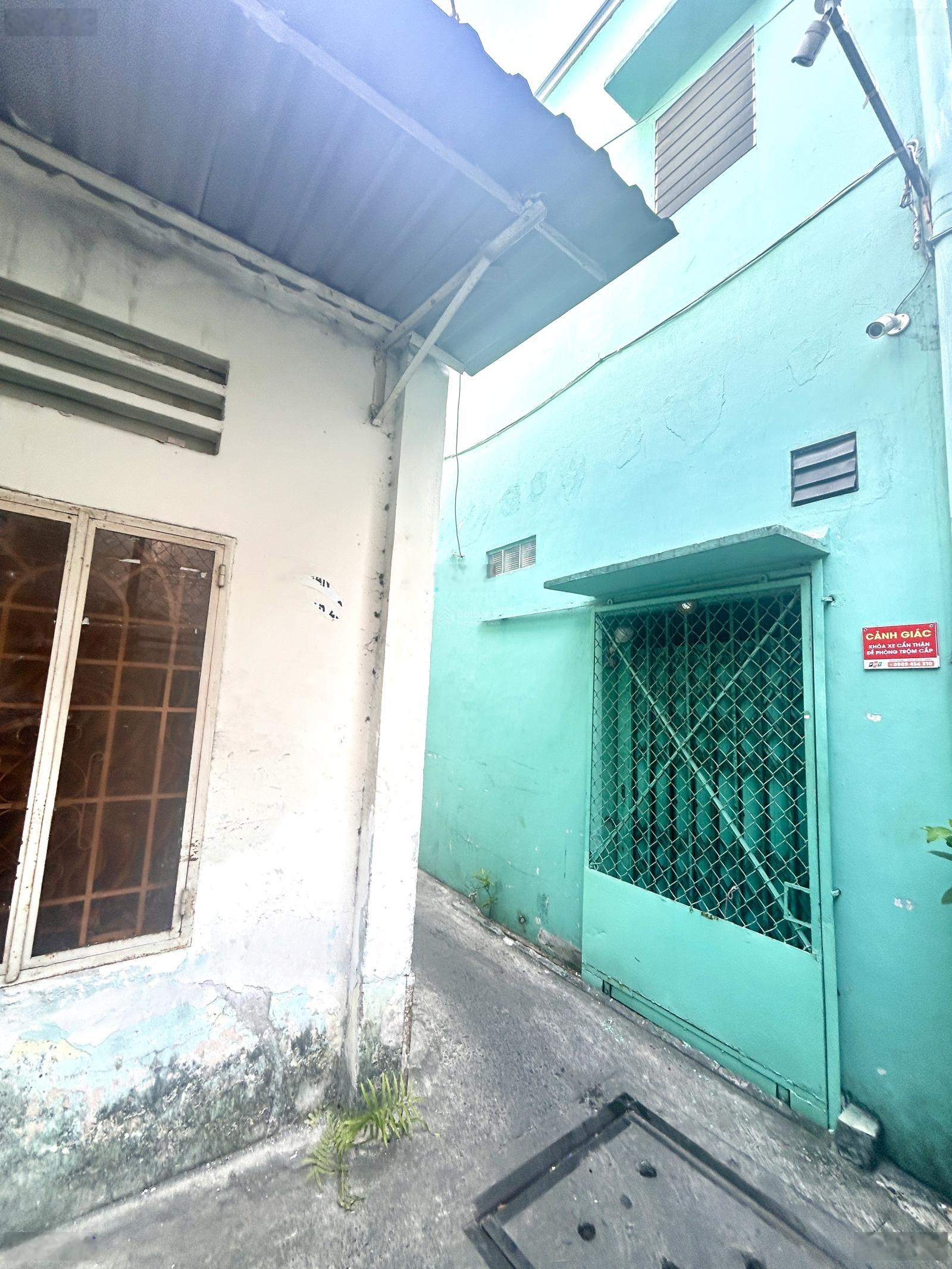 Bán nhà cấp 4, DT: 30m2 ,ngang 3.1 nở hậu 4.3, Đ.Đoàn văn bơ kế bên Đ.xóm chiếu 10 ra MT xe hơi đậu