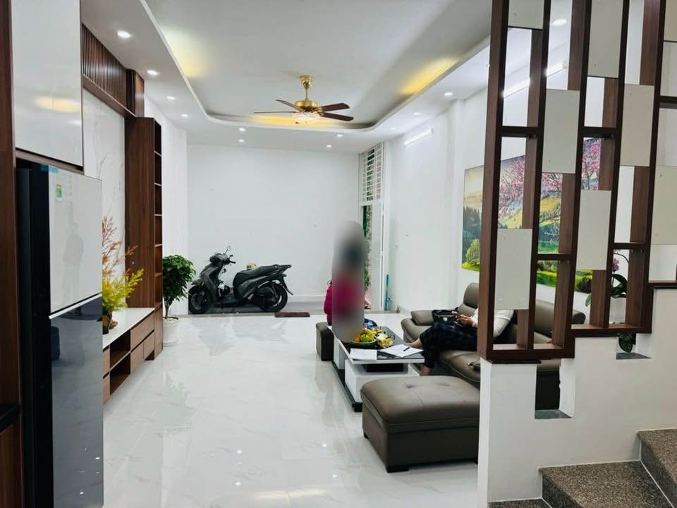 Bán nhà Cầu Giấy, 2 thoáng, cách ô tô 50m, diện tích 70m2, giá 11,2 tỷ