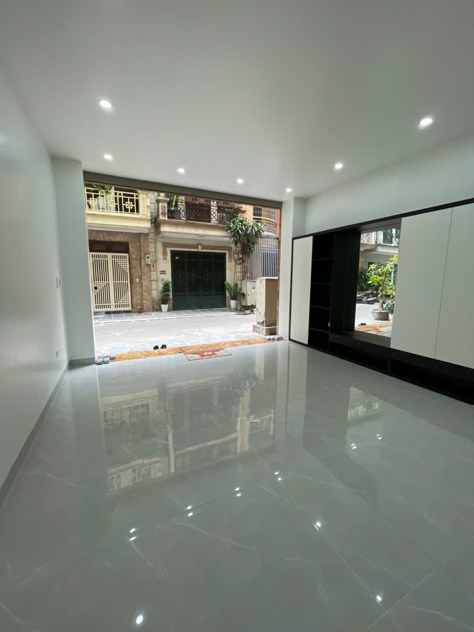 Bán nhà Định Công, Hoàng Mai, diện tích 82m2, mặt tiền 5m, 5 tầng, giá 30 tỷ