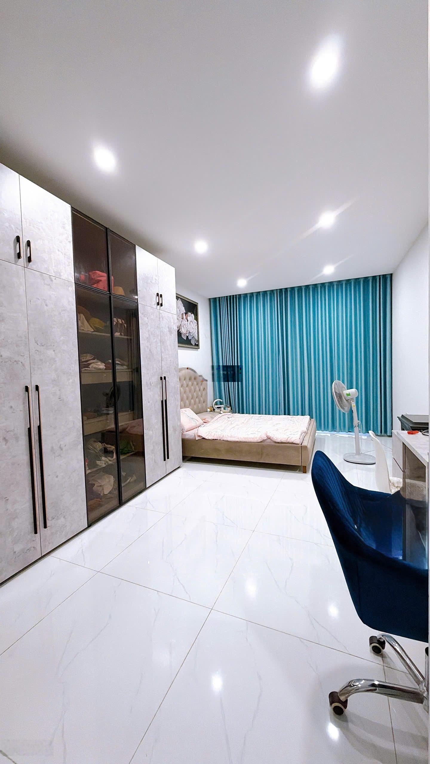 Bán nhà mặt tiền đường đẹp vào ở ngay. Tiện kinh doanh.