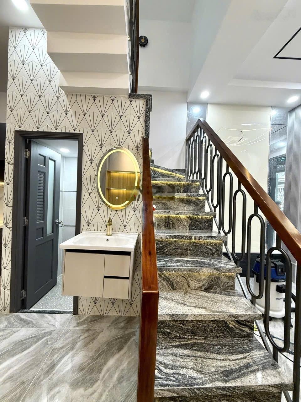 Bán gấp nhà riêng tại Trần Thánh Tông, 5,1 tỷ, 30,5m2, 2PN, 2WC