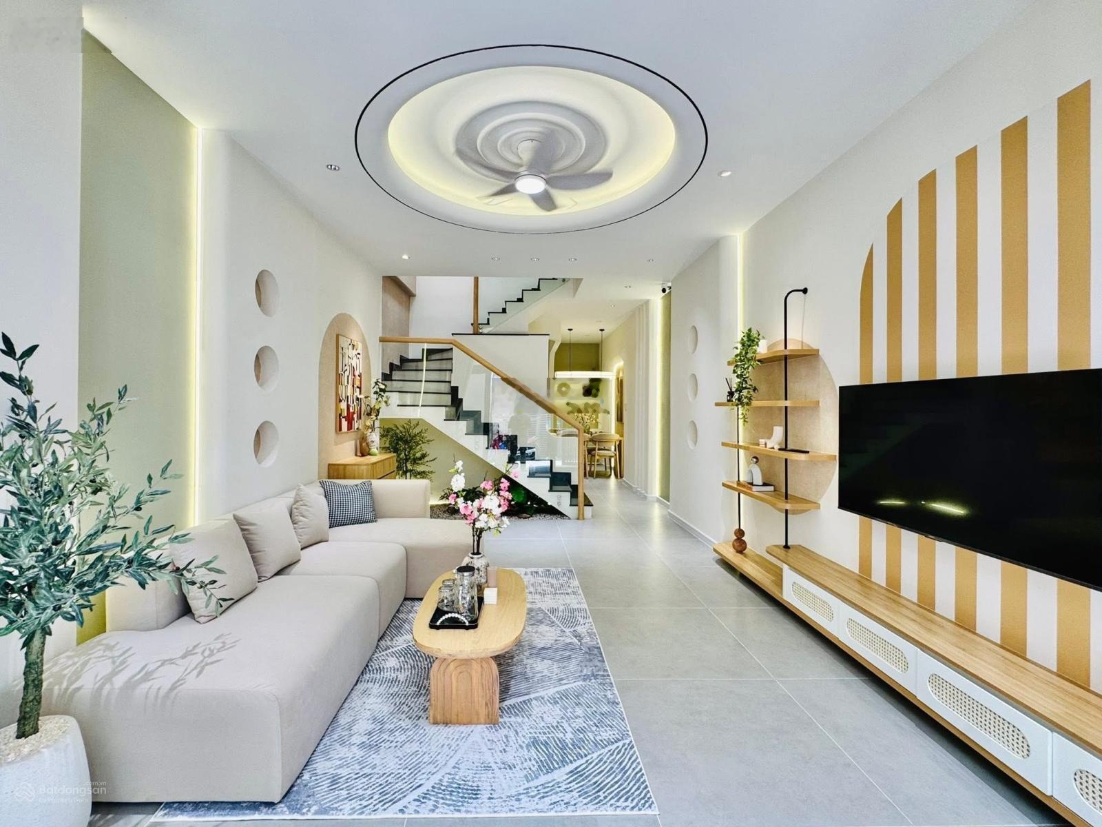 Bán gấp căn nhà 2 tầng hẻm lê văn sỹ, p.12, phú nhuận - 42m2 - 2pn 2wc - shr giá 1 tỷ 990 còn tl