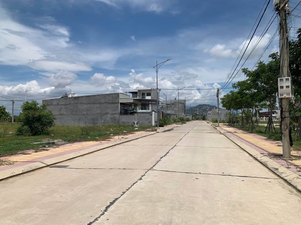 Bán đất tái định cư công an, đối diện công viên, giá 2.3 tỷ