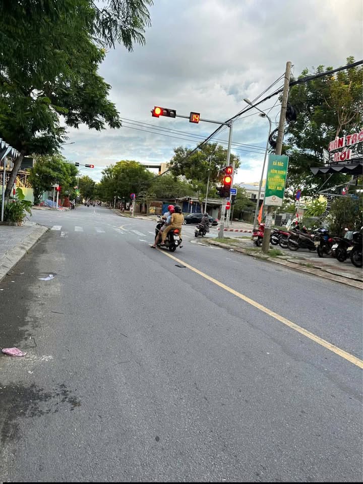 Bán lô đất mặt tiền Nguyễn Đình Tứ, 124m2, khu kinh doanh sầm uất, gần bến xe Đà Nẵng, giá đầu tư tốt