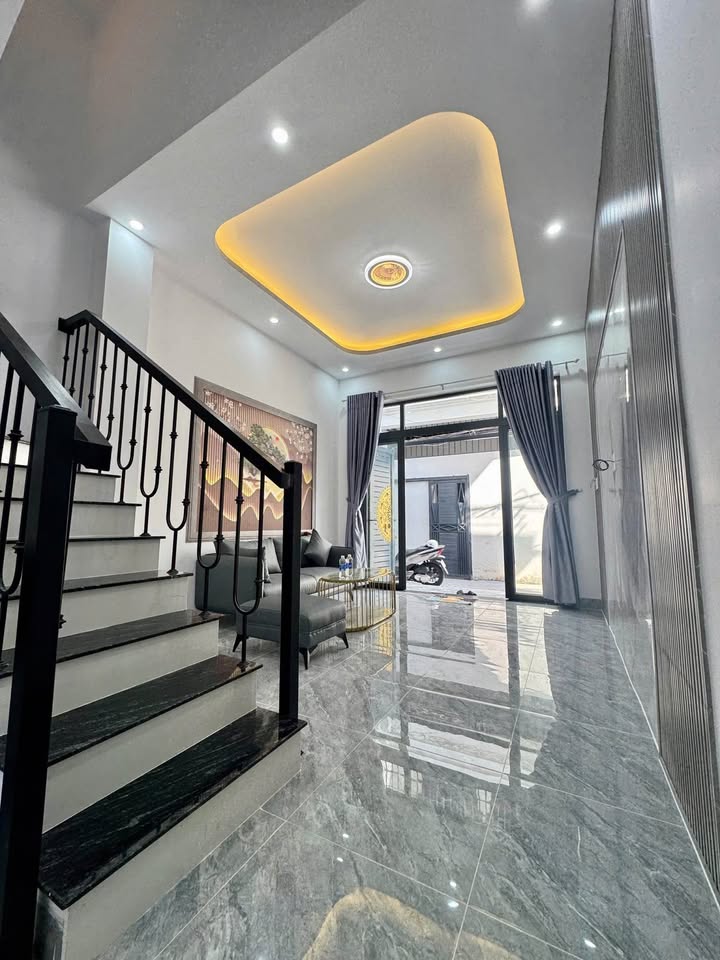 Bán nhà ngay Bãi Trước, Vũng Tàu, 2 lầu mới, chỉ 100 ra đến biển, giá 5.9 tỷ