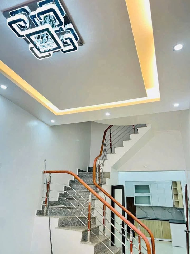 Bán nhà 3 tầng tại ngõ phố thông Điện Biên Phủ, phường Bình Hàn, thành phố Hải Dương cũ, giá 3.35 tỷ