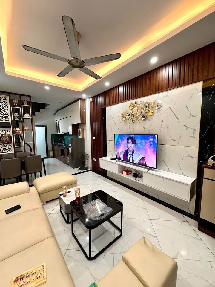 Bán nhà đẹp Long Biên, 34m2 x 5 tầng, ô tô đỗ cổng