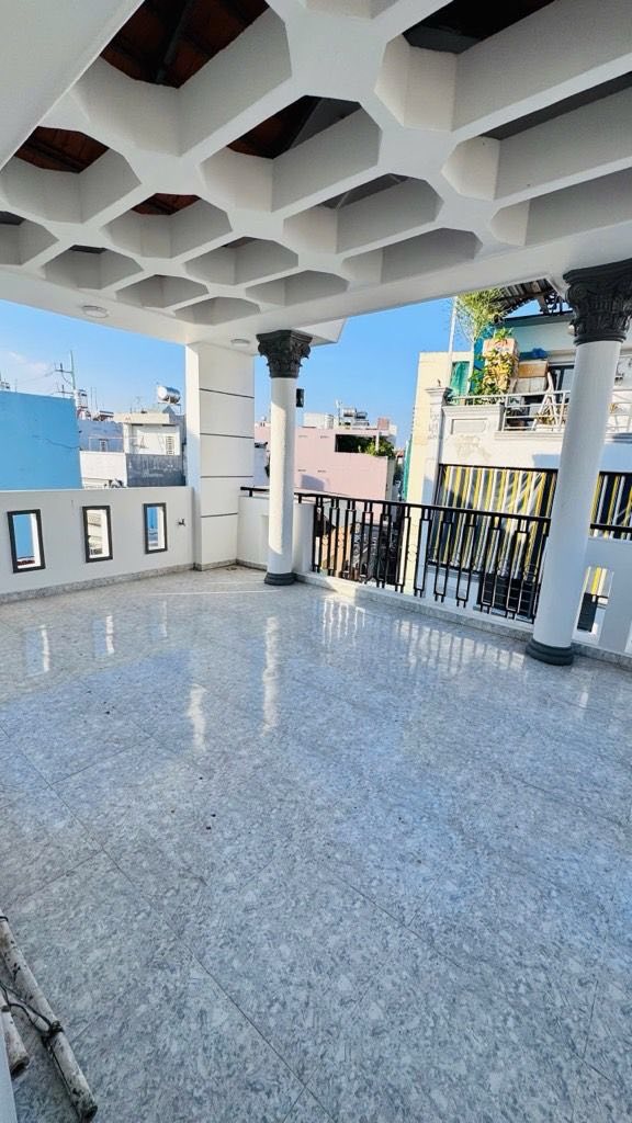 Bán nhà Thích Quảng Đức, trung tâm Phú Nhuận, cạnh hẻm xe hơi, ngang gần 6m, 5 phòng ngủ, sổ đẹp