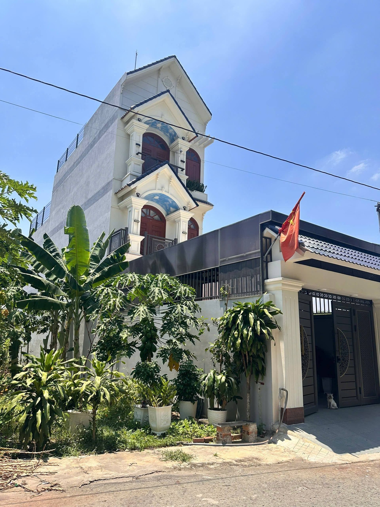 Nhà 5m x 34m Bình Dương, full nội thất, sân thượng vi vu, giá chốt gấp