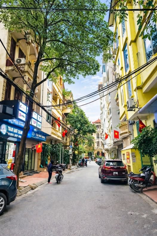 Bán nhà phân lô Trần Quốc Hoàn, Cầu Giấy, 61m2 x 5 tầng, mặt tiền 5m, gara ô tô, kinh doanh