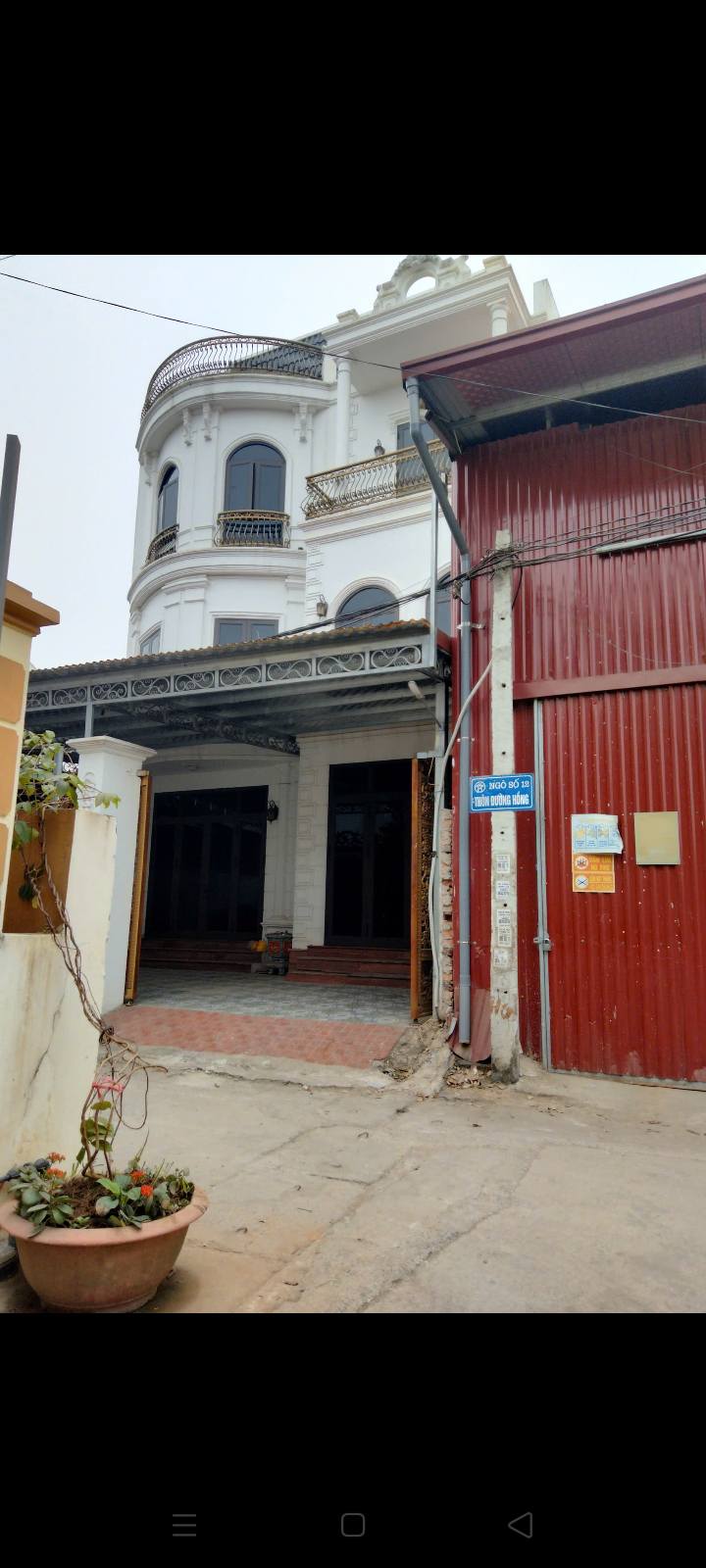 Cần bán miếng đất 155m2, mặt tiền hậu hơn 9m, đường to, có nhà 3 tầng mới xây kiên cố