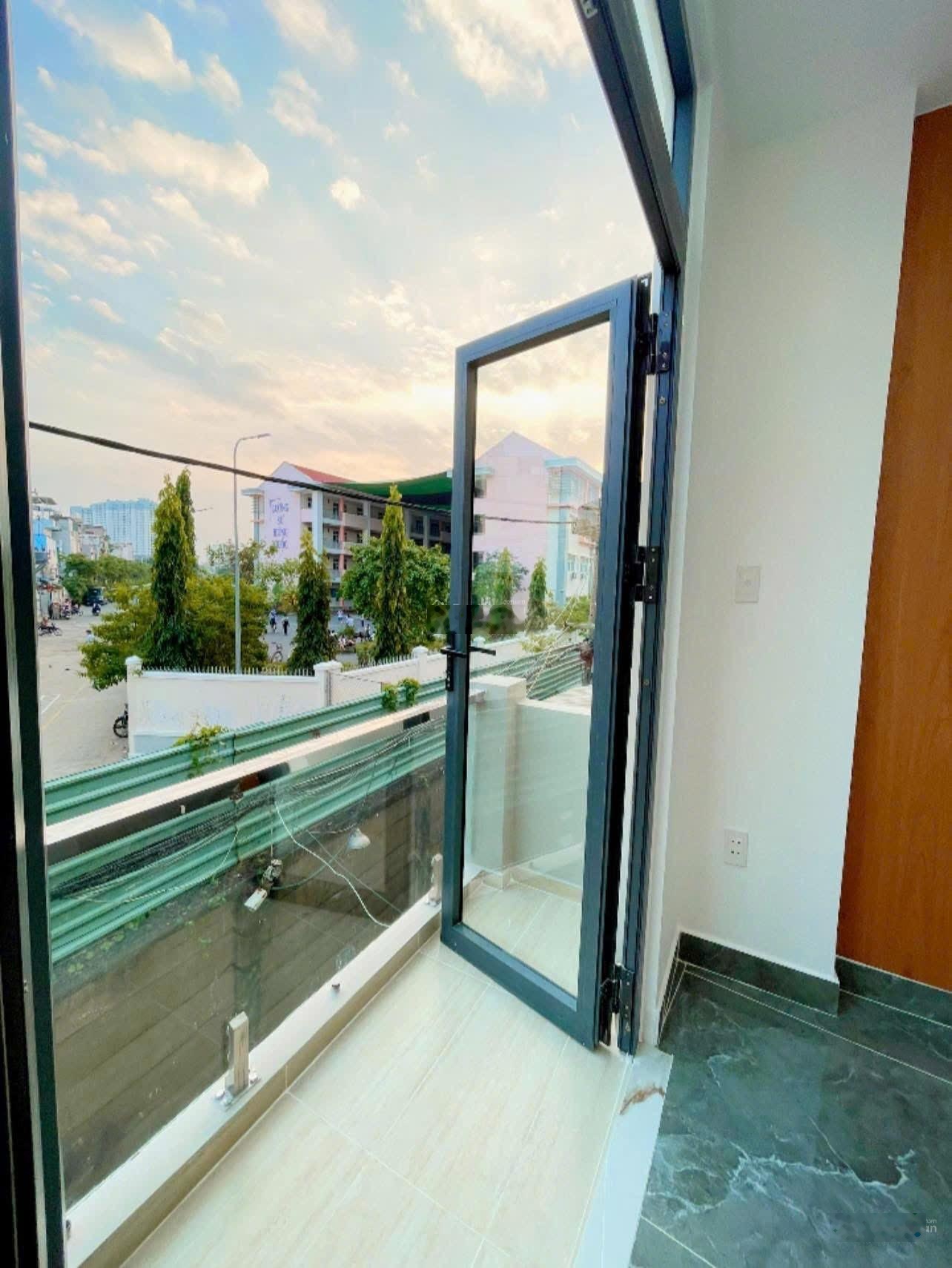 Bán nhà mới Q4, ngay Đoàn Văn Bơ sát hẻm xe hơi