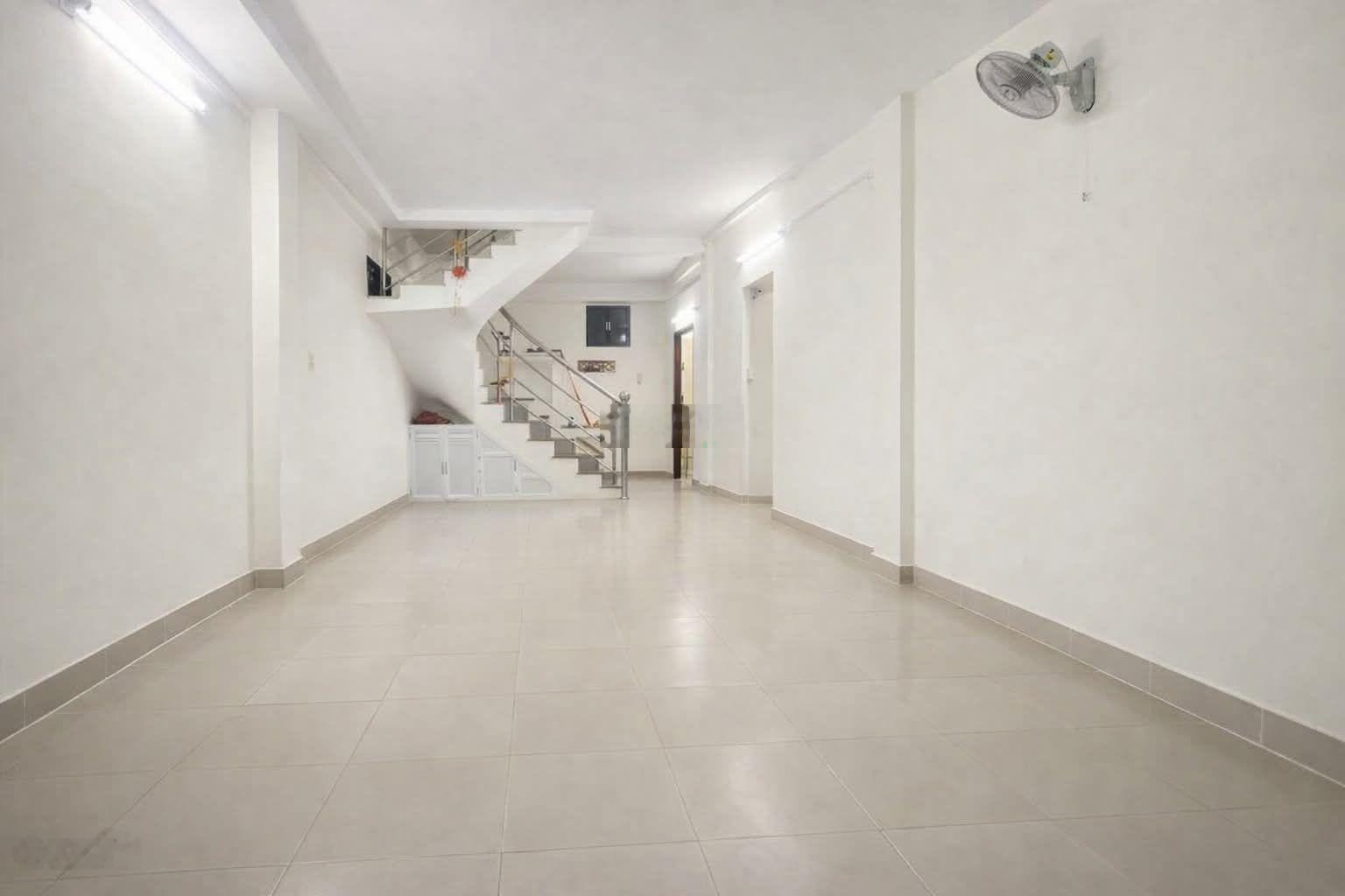 Bán nhà Lạc Long QuâN - gía sốc - 3.2 tỷ - 42m2 - 3 tầng - 5PN