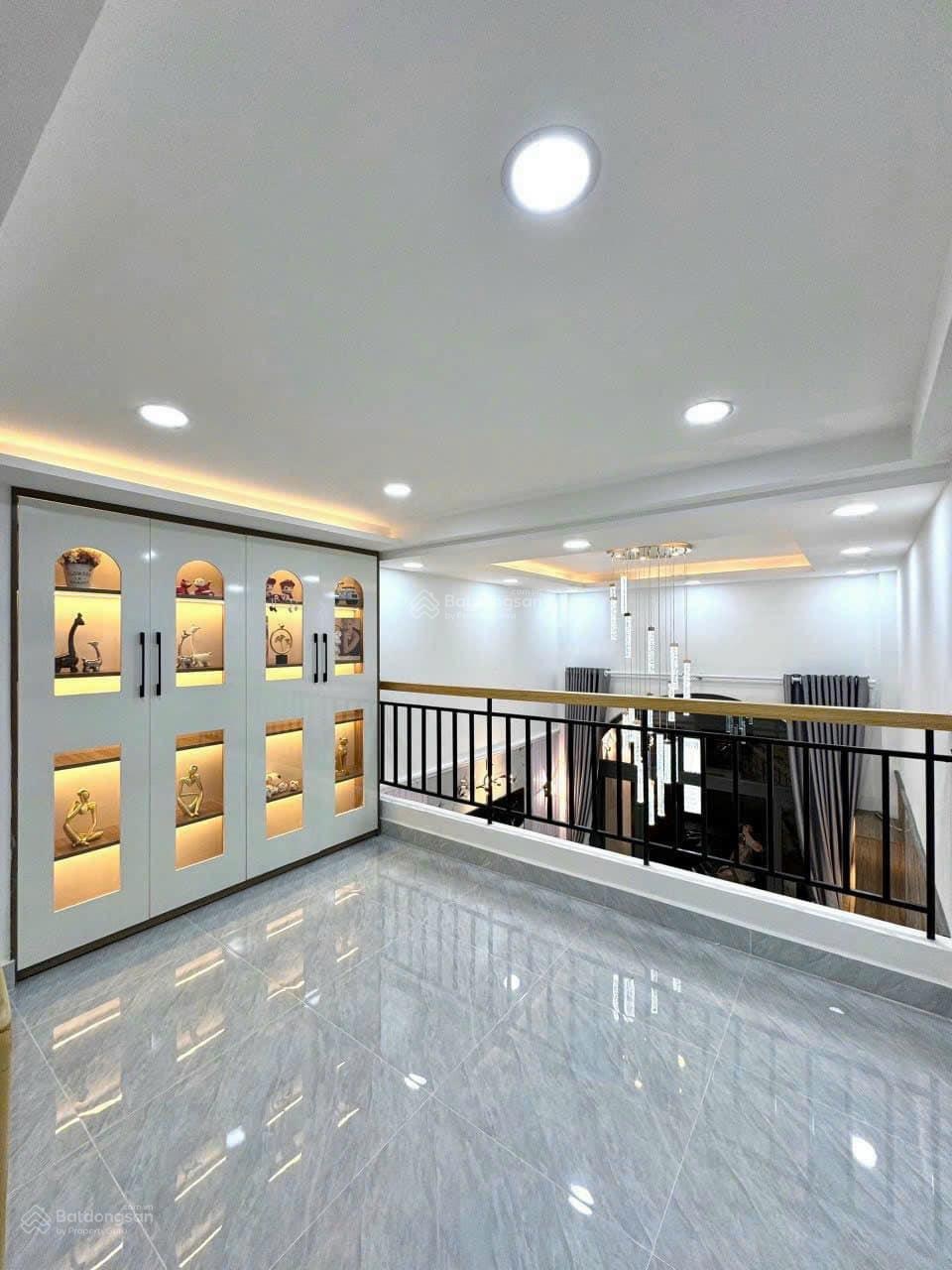 Nhà ngộp sổ riêng sang tên gấp giá 3 tỷ 800 siêu hời tại Nguyễn Chí Thanh, P15, Q5 DT 77,8m2