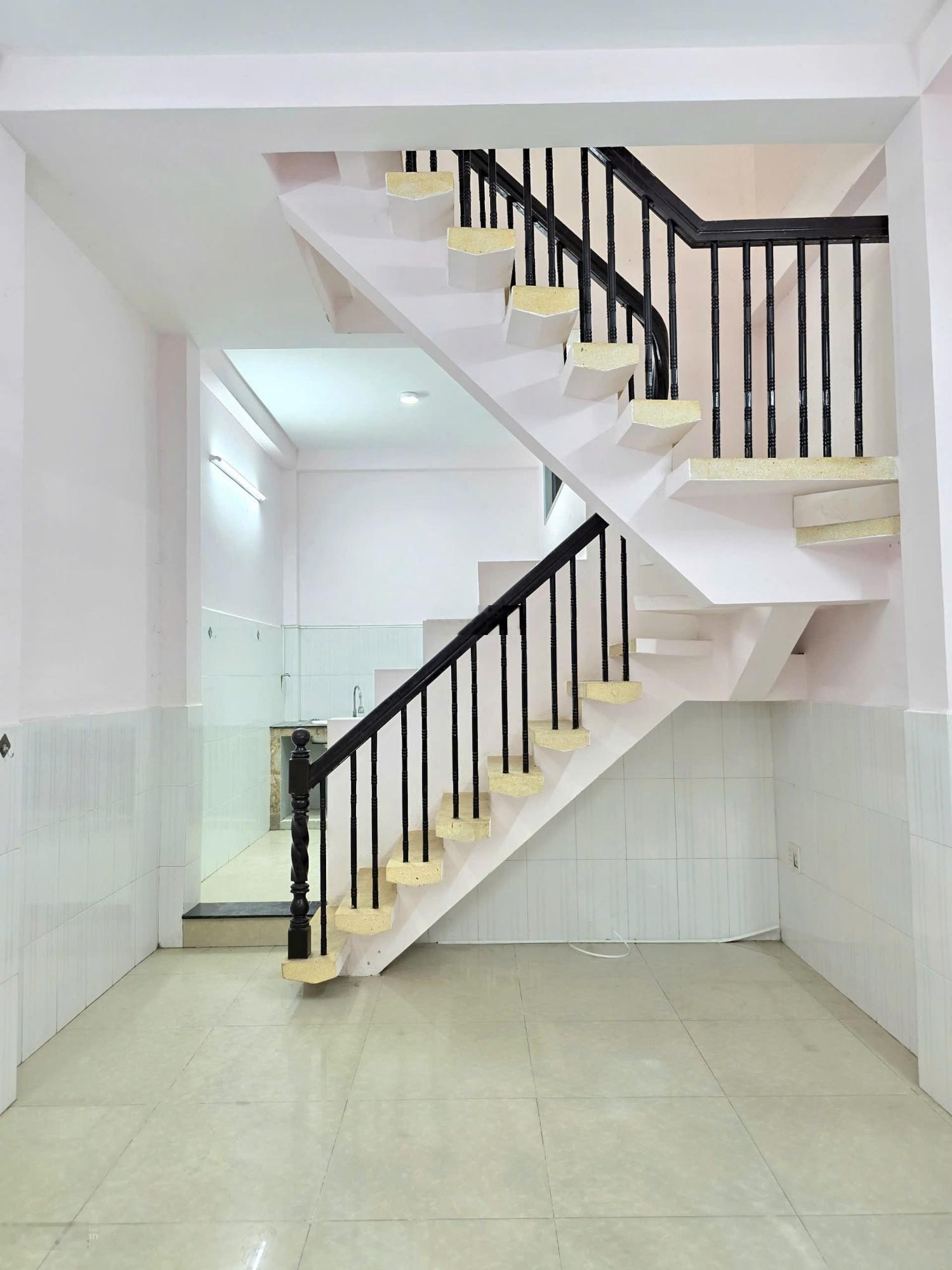 Xuất cảnh bán gấp - Bán nhà Trường Chinh 31m² 2 tầng - 5.6 tỷ