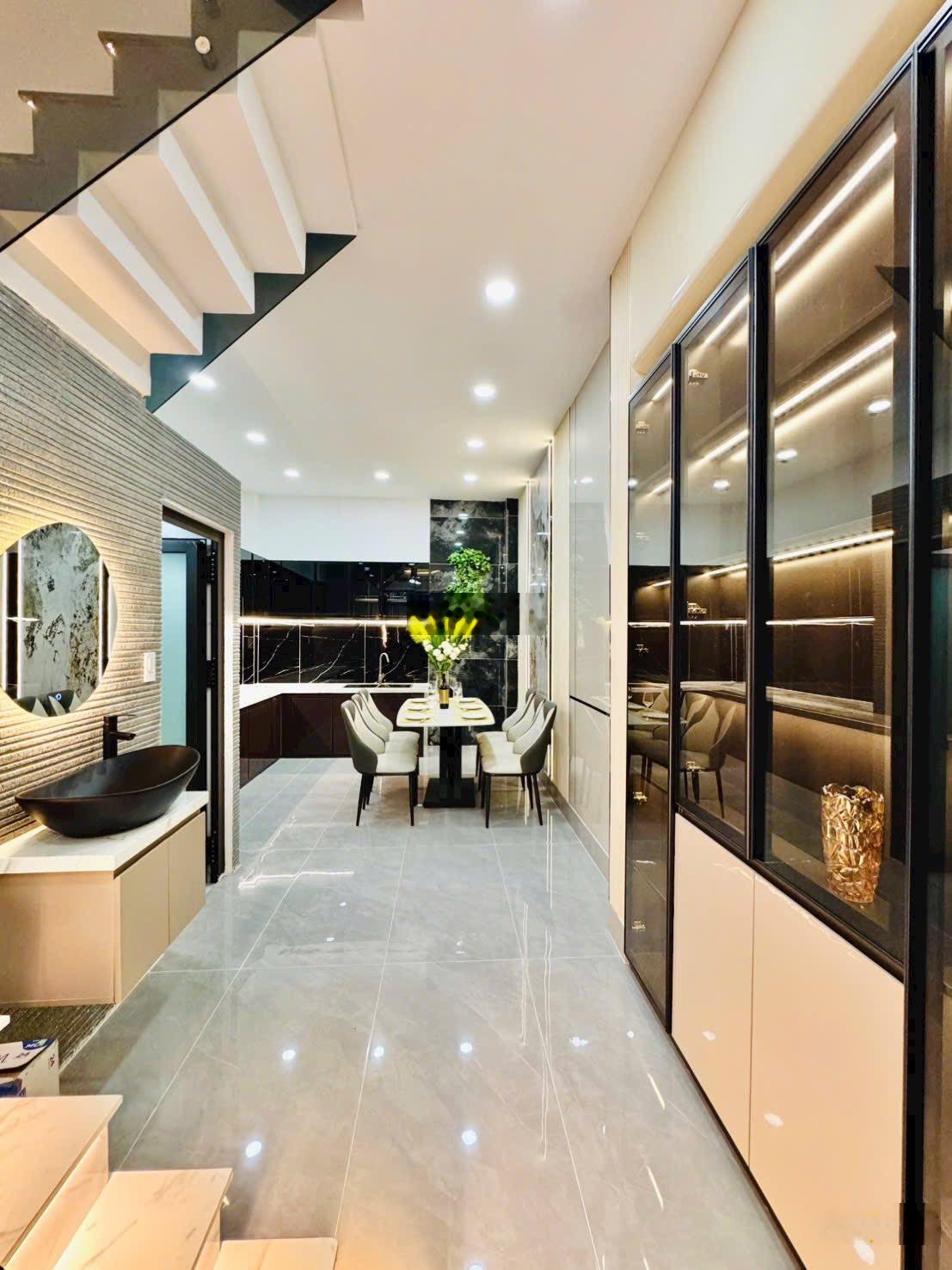 Giảm mạnh! Nhà mới đẹp Hoàng Văn Thụ, P 9, Phú Nhuận, DT 98,5m2, giá 4 tỷ 980tr, sổ hồng riêng.