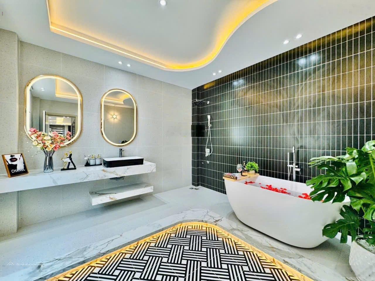 Chính chủ cần bán gấp nhà Thích Minh Nguyệt P.2 P.Nhuận. Giá:4,6tỷ. DT:69m2. 3PN 3WC, Sổ hồng riêng