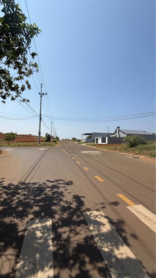 Bán đất Gia Nghĩa, lô góc đầu đường, hướng Đông Bắc, sổ đỏ trao tay