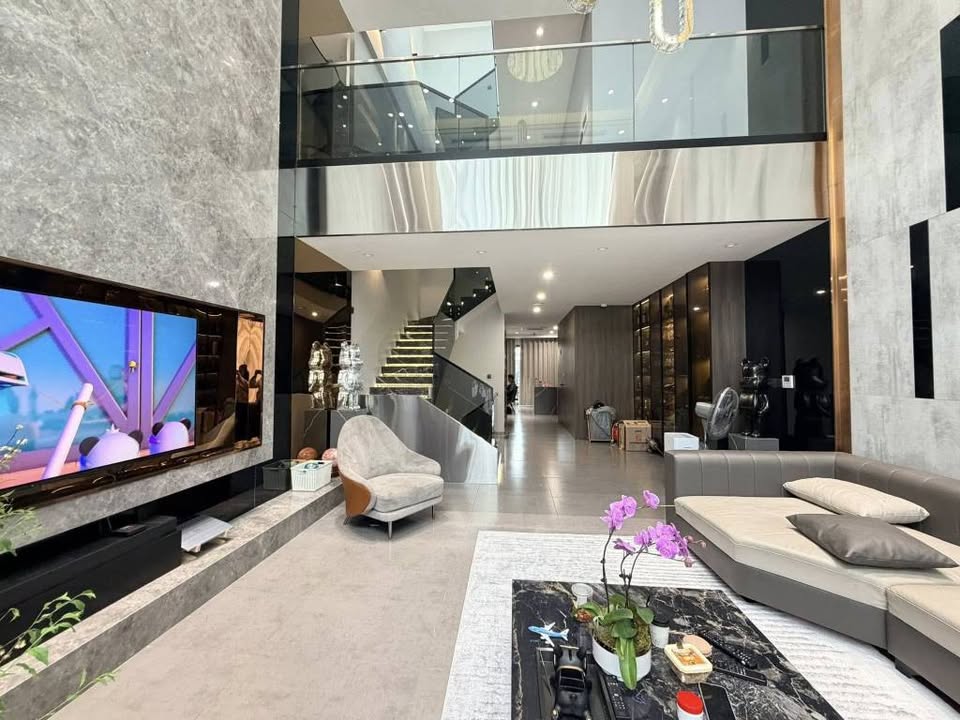 Biệt thự Sài Đồng 5 tầng thang máy, 140m2, 6,5m mặt tiền, sân vườn, gara 2 ô tô, giá 27 tỷ