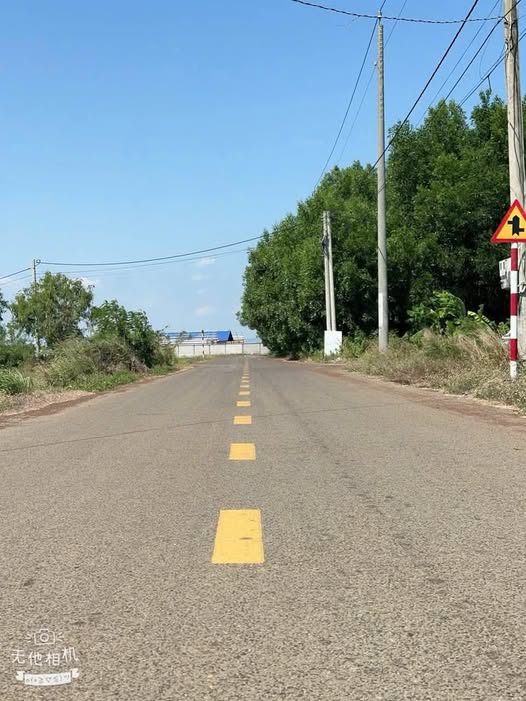 Bán mảnh đất tại xã Đất Đỏ, giá 550 triệu, đường 8m, sổ đỏ sang tên trong ngày