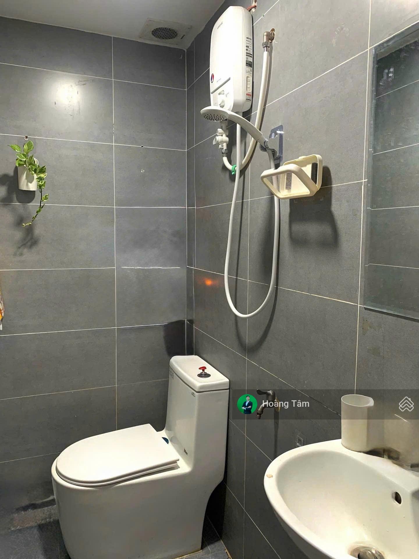 Bán nhà đẹp đường Lạc Long Quân, đối diện Đầm Sen, Quận 11, giá 4ti35 - LH: 0792081989